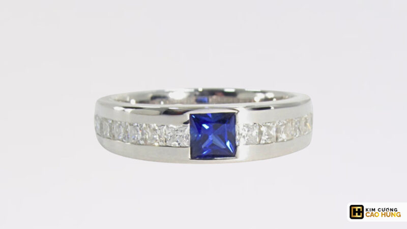 Nhẫn nam đính 2 bên đá tấm kim cương Moissanite xanh giá khoảng 950 nghìn đồng