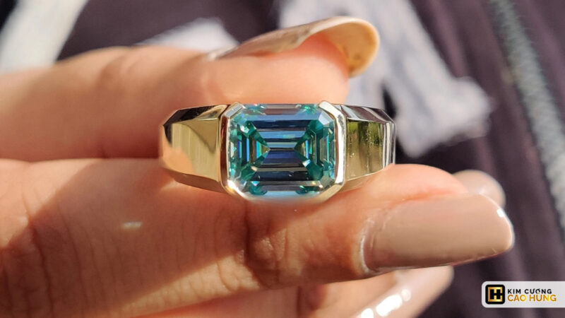 Kiểu nhẫn nam đính kim cương Moissanite xanh lá cây 9ly giá dao động 1.7 triệu đồng